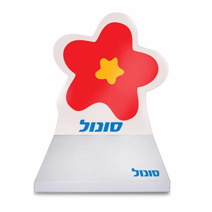 מעמד ממו שולחני ממותג בחיתוך צורני, מתאים לשימוש במשרד או בבית.