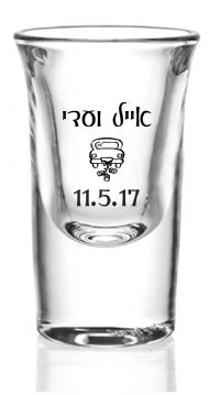 כוס צ’ייסר קטנה עם נוכחות – זכוכית עבה, הדפס איכותי עד שני צבעים ומראה ייצוגי. פתרון ממותג להרמות כוסית עם סטייל.