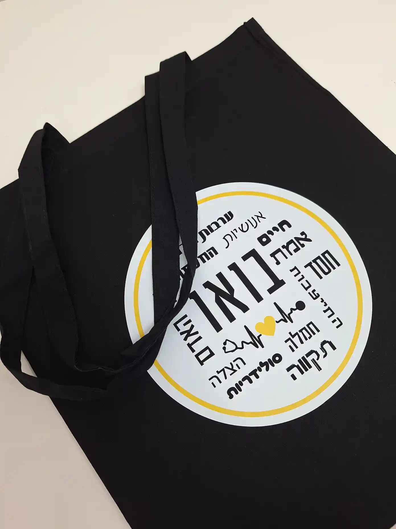 הדפסה על תיקים שחורים – אידיאלי למיתוג עם שטח הדפסה גדול.