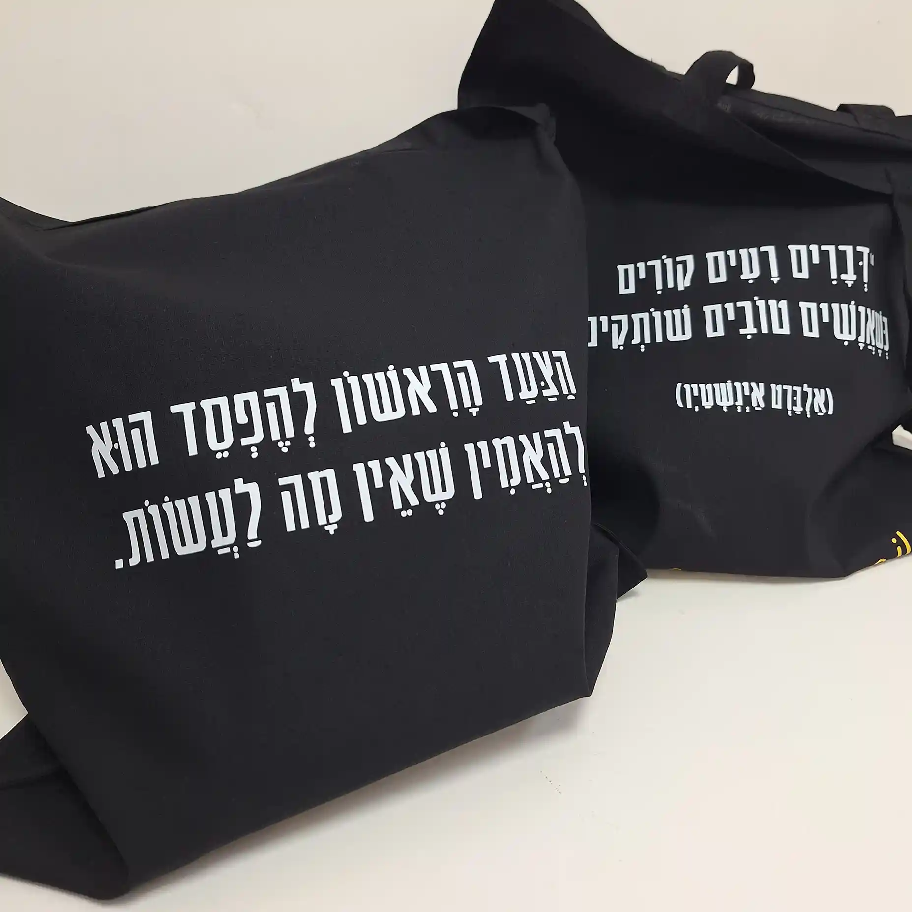 תיקי מונה שחורים – פרסומת בולטת עם שטח הדפסה גדול.