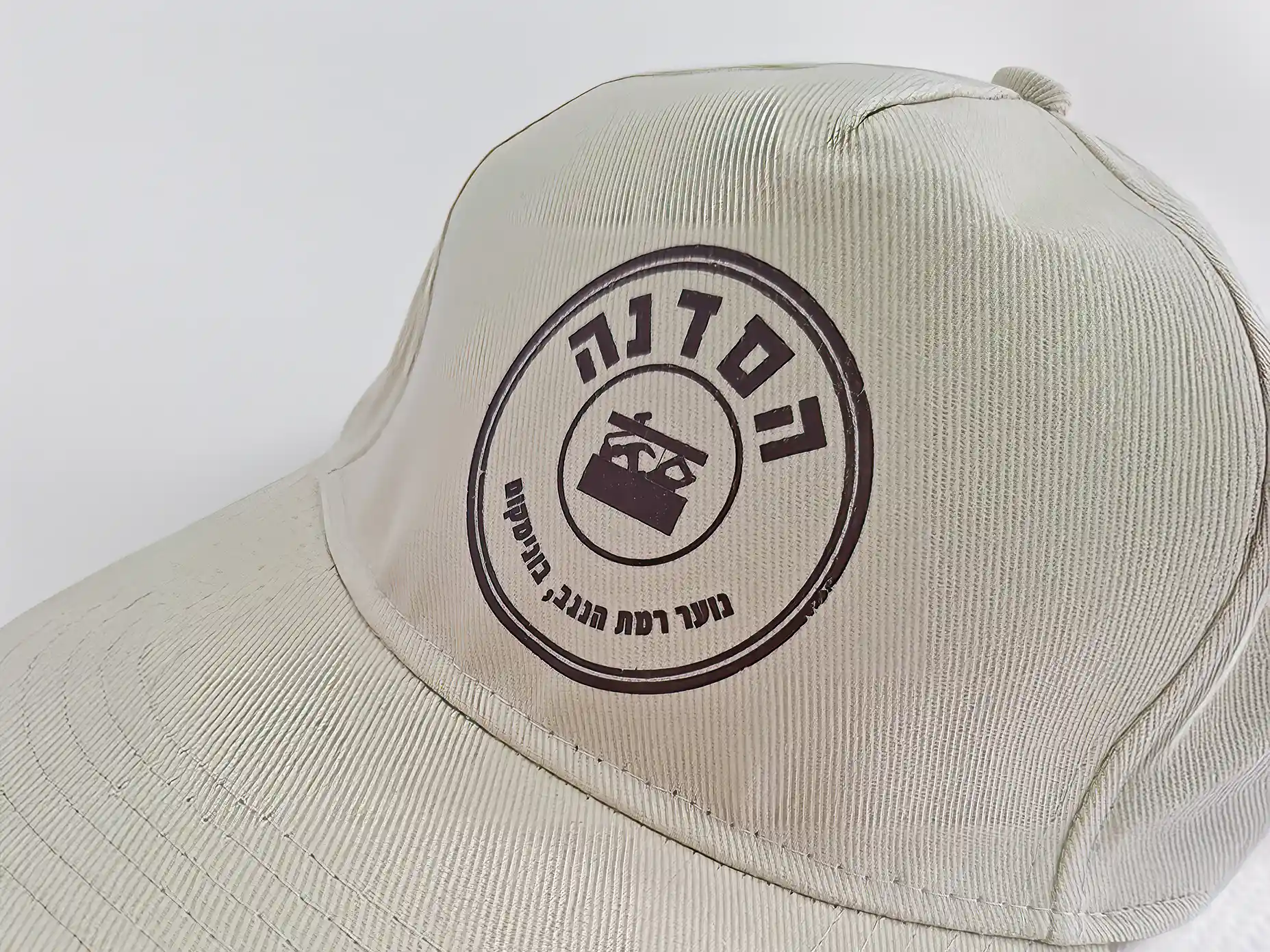 כובעים ממותגים – פתרון פרסומי צבעוני לעסק או קבוצה.