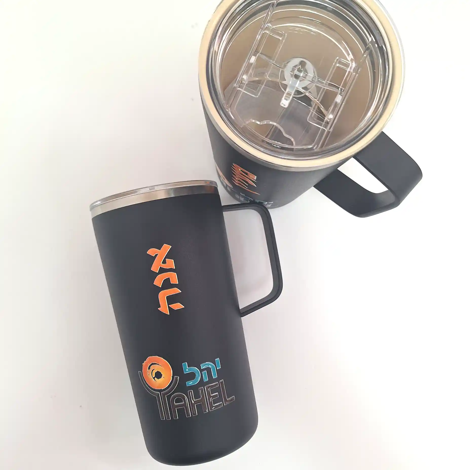 Tower Mug ספל תרמי בצבע שחור עם ידית נוחה