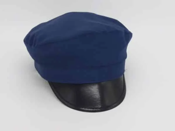 כובע קצין קל ונוח בצבעים קלאסיים עם שטח להדפסה ממותגת. מתאים להפקות כמותיות ויוצר מראה ייצוגי באירועים