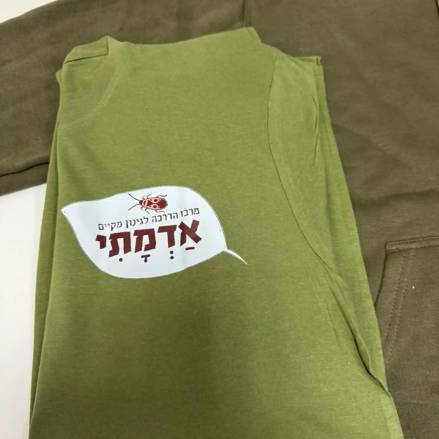 בגדי עבודה עמידים: קפוצ׳ון לגשם וטי שרט לעבודה יומיומית