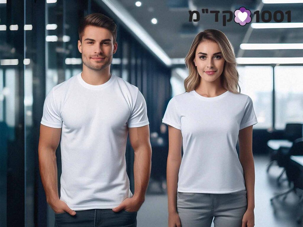 במשרד מודרני, גבר בחולצת דרייפיט ואישה בחולצת כותנה, עם לוגו 1001 מתנות.