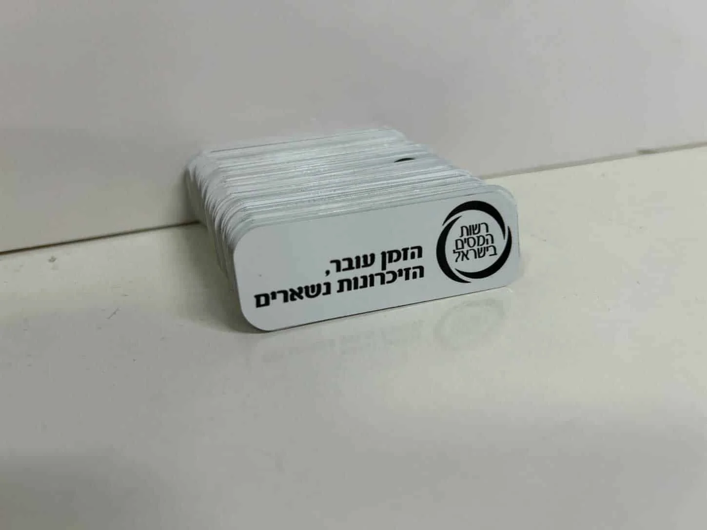 לוחיות אלומיניום אישיות להקדשה מרגשת וייחודית