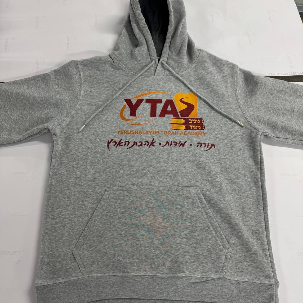 קפוצ׳ון קנגורו אפור ממותג YTAS – עבודת מיתוג אמיתית