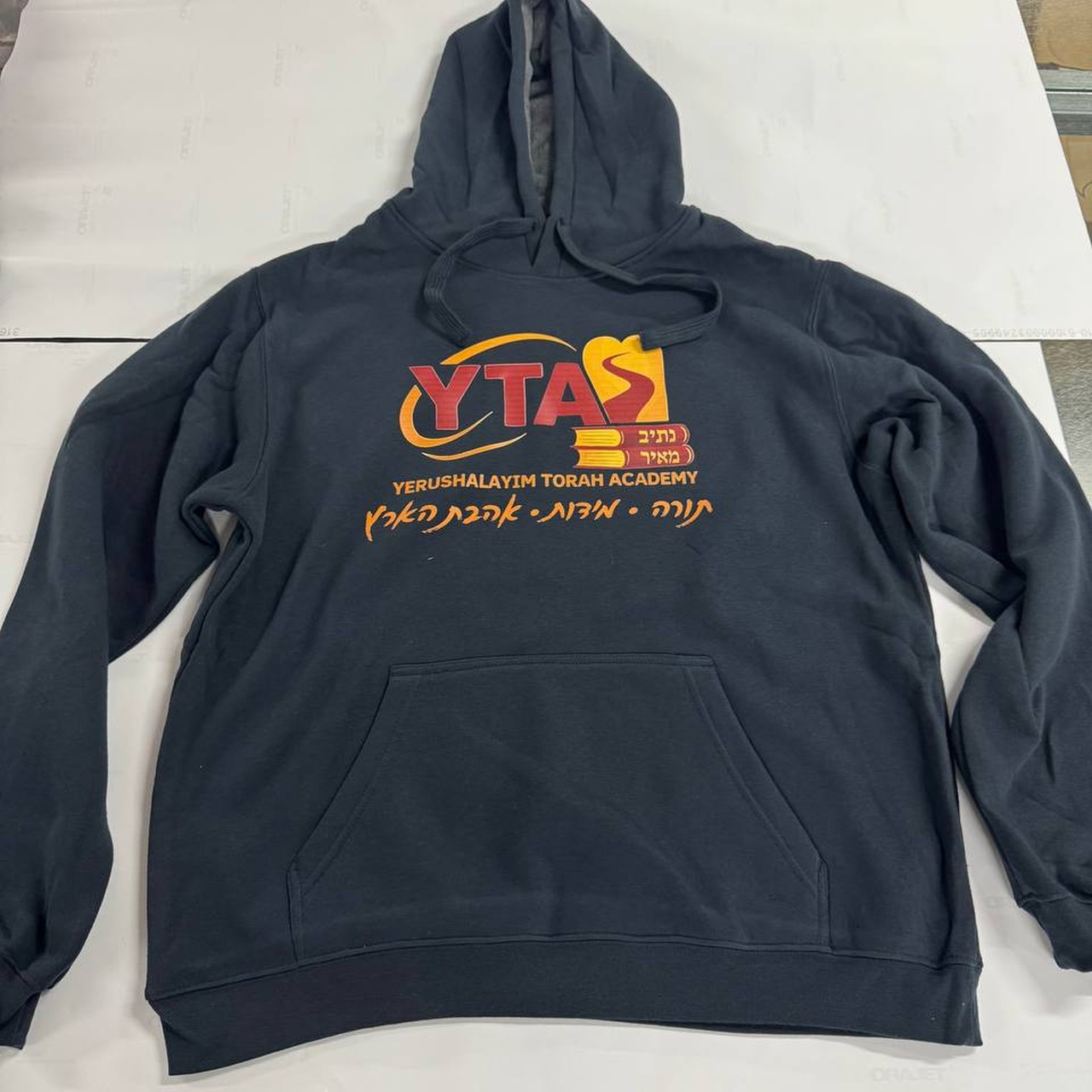 קפוצ׳ון קנגורו כחול נייבי ממותג YTAS – עבודת מיתוג אמיתית